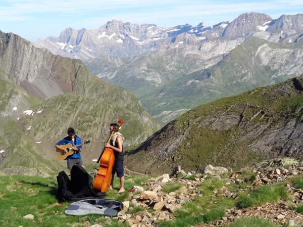 Répétition avant le concert. Au fond, le cirque de Gavarnie.