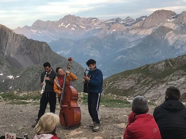 Premier concert en haute-montagne! Au fond, le cirque de Gavarnie...