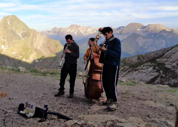 Premier concert en haute-montagne! Au fond, le cirque de Gavarnie...