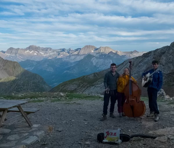 Premier concert en haute-montagne! Au fond, le cirque de Gavarnie...