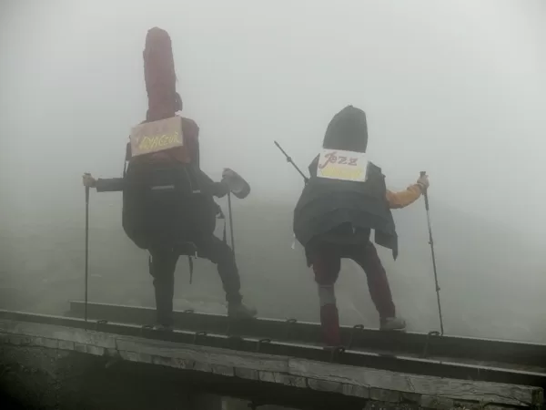 Qu'importe la pluie, qu'importe la brume, Jazz Voyageur trace sa route