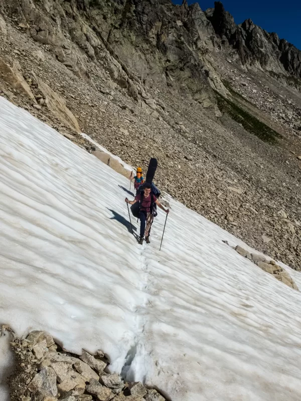 Jazz Voyageur dans les névés pour accéder au col de Cambalès