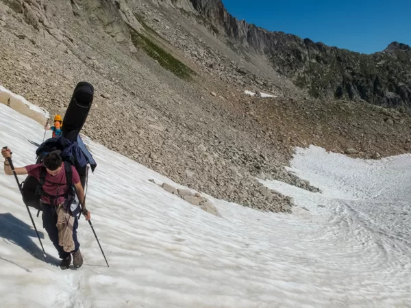 Jazz Voyageur dans les névés pour accéder au col de Cambalès