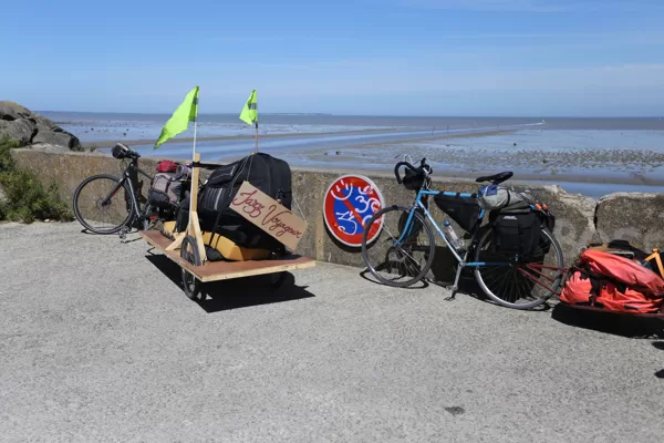 Nos vélos se prélassent devant le port du Bec